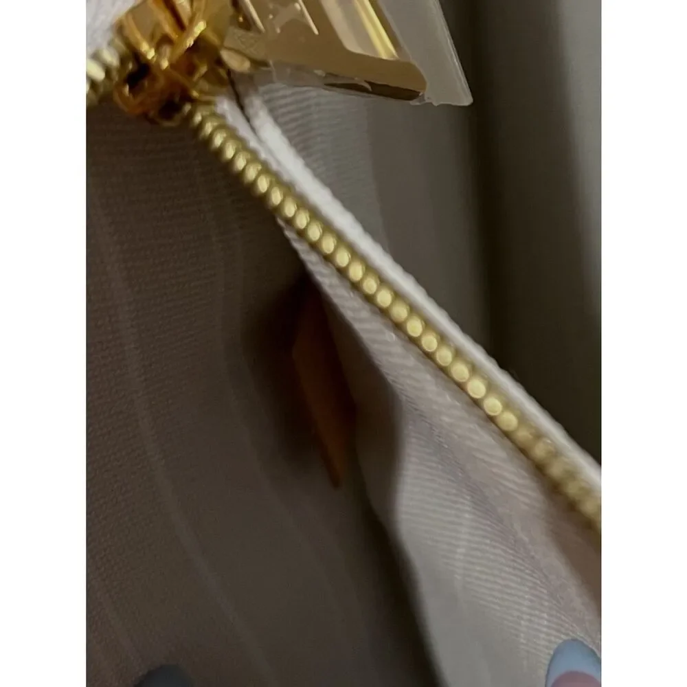 Louis Vuitton GM on the go pool collection